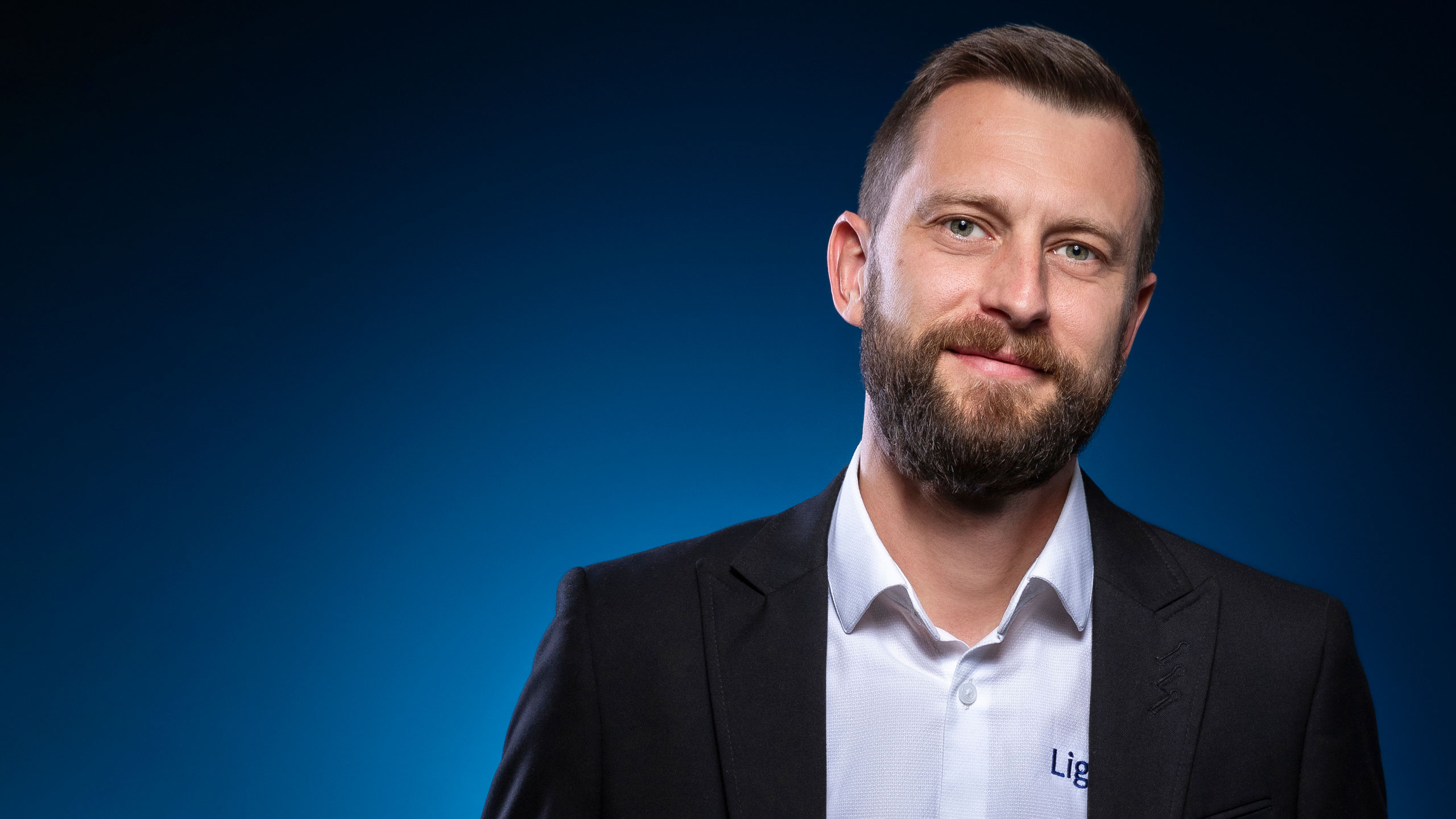 Professional-Headshot-of-a-businessman-wearing-a-suite